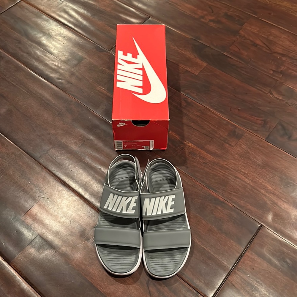 Women’s Nike Tanjun Sandal Size 7 Brand New